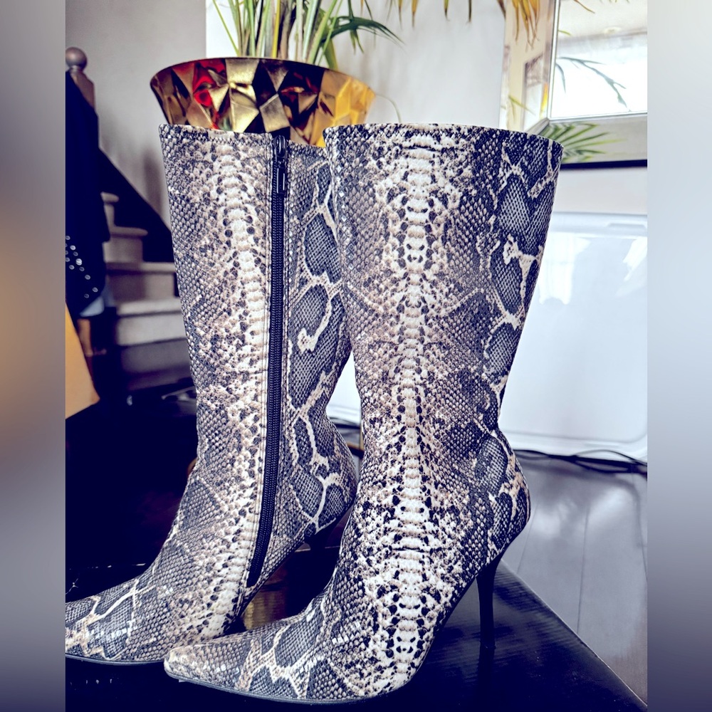 💗💗💗VINTAGE BEBE SNAKESKIN PRINTED SEXY BOOTS SIZE 7.5 💗💗💗